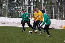 Cestu do finále zimního turnaje v Sušici si vybojovali domácí fotbalisté (zelené dresy) ziskem bodu za remízu s Nepomukem. 