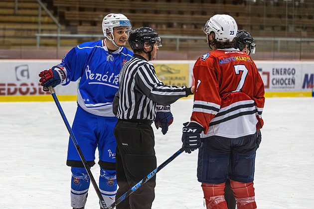 Hokejisté SHC Klatovy (na archivním snímku hráči v červených dresech) podlehli v sobotním utkání 18. kola západní konference druhé ligy Ústí nad Labem 0:2.