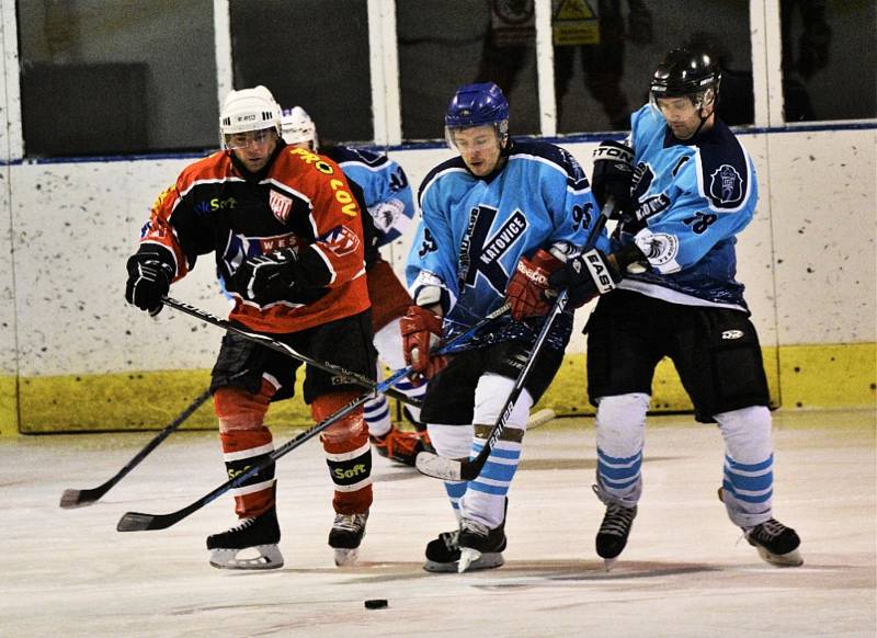 Hokejisté TJ START Luby (na archivním snímku hráči v černo-červených dresech) vedli s HC Rokycany už 3:0, ale nakonec museli přijmou porážku 3:5.