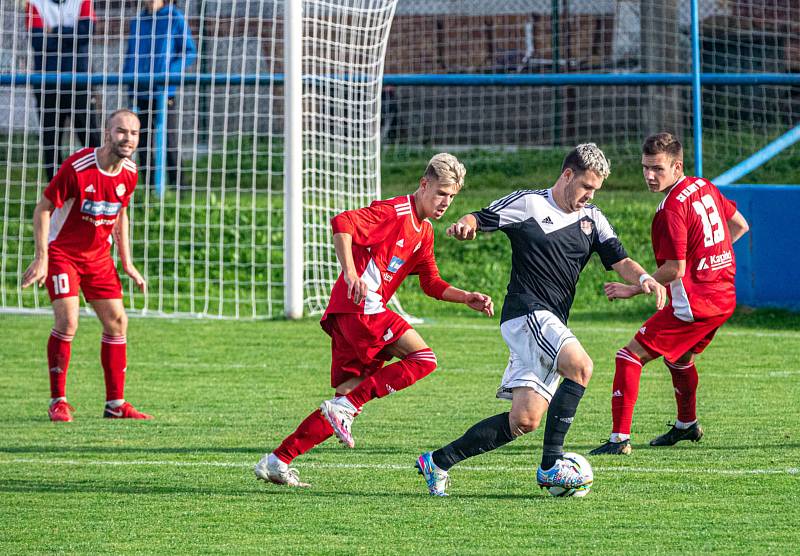 Fotbalisté SK Klatovy 1898 (na snímku hráči v červených dresech) nestačili na Petřín (černí), jemuž v domácím prostředí podlehli těsně 0:1.