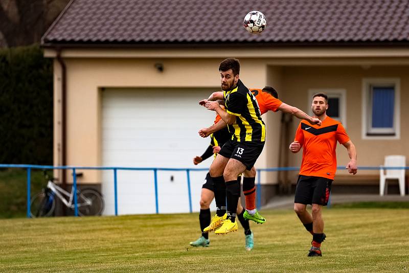 Okresní přebor (15. kolo): Tatran Dlouhá Ves (na snímku fotbalisté v oranžových dresech) - TJ Sokol Hradešice (černožlutí) 3:0.