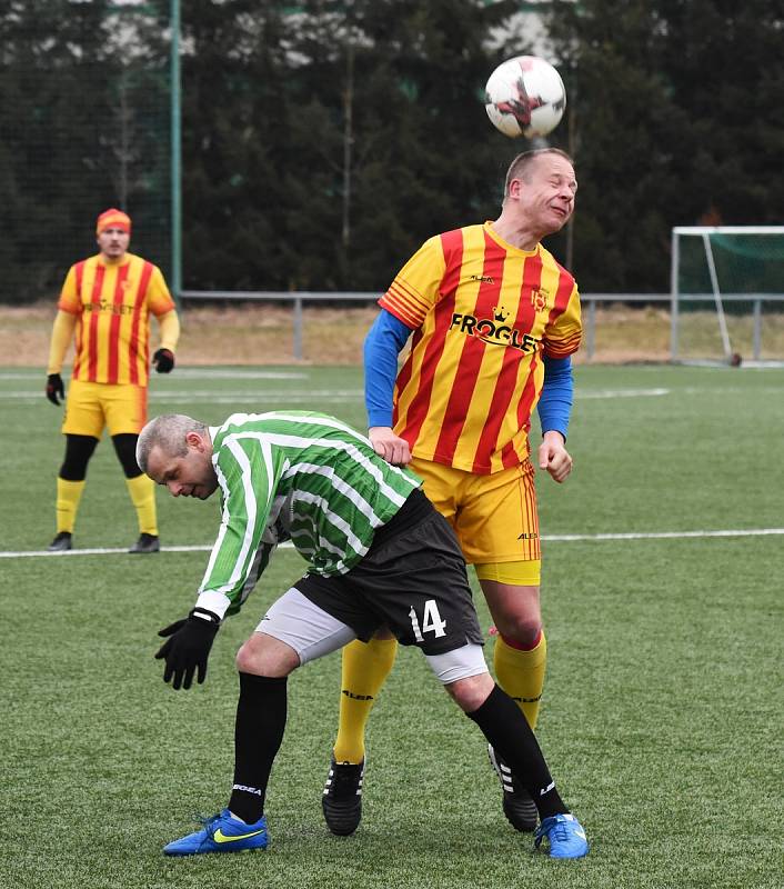 Fotbalisté FK Svéradice (na archivním snímku hráči v zelených dresech) prohráli úvodní utkání baráže o I. A třídu na půdě Malesice 1:3.