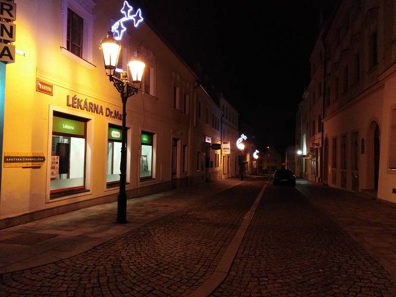 Klatovské ulice a zhasnuté podniky na Silvestra.