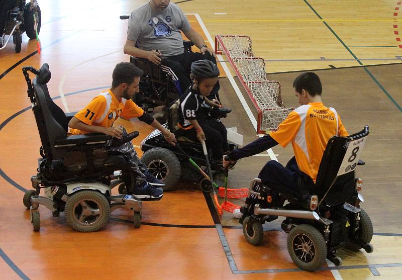 Úvodní kolo powerchair hockey ligy se vydařilo.