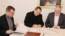 V Klatovech podepsali smlouvu k opravě jezuitského kostela.