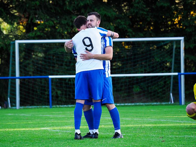 29. kolo KPM: FK Okula Nýrsko (hráči v modrobílých dresech) - TJ Sokol Lhota (žlutí) 5:1 (1:0).