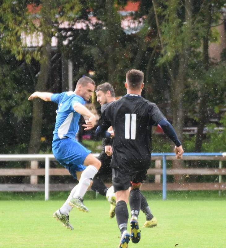 4. kolo I. B třídy (skupina B): TJ Sokol Štěnovice - TJ Sokol Pačejov (na snímku fotbalisté v černých dresech) 6:1.