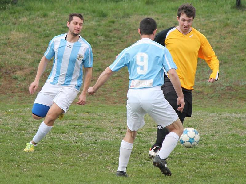 IV. třída skupina A: Nalžovské Hory (bílomodré dresy) - Spůle 1:0