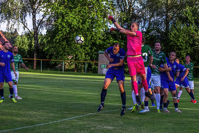 Baráž o I. A třídu, odveta: FK Svéradice (zelení) - TJ Sokol Malesice 1:2 (1:0).