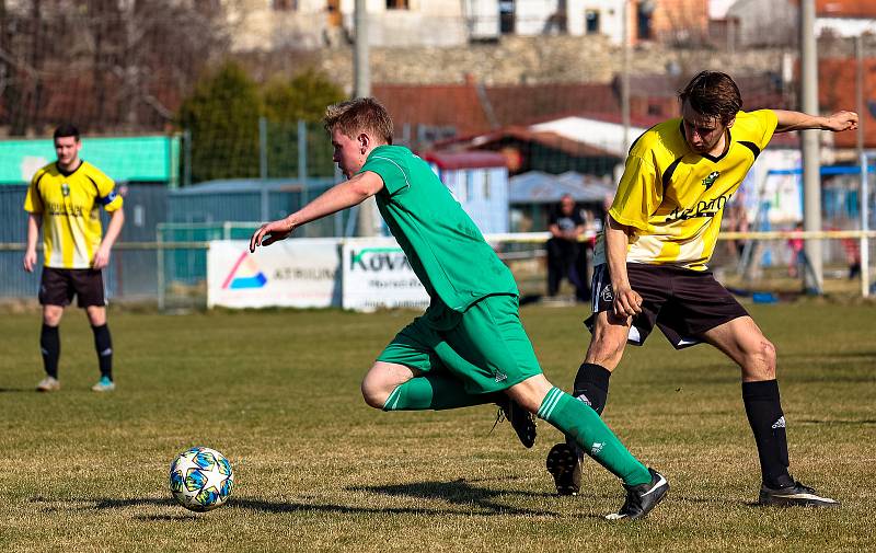 14. kolo I. B třídy: FK Horažďovice (žlutí) vs. Chanovice 3:2.