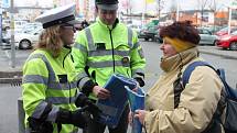 Policisté rozdávali reflexní tašky.