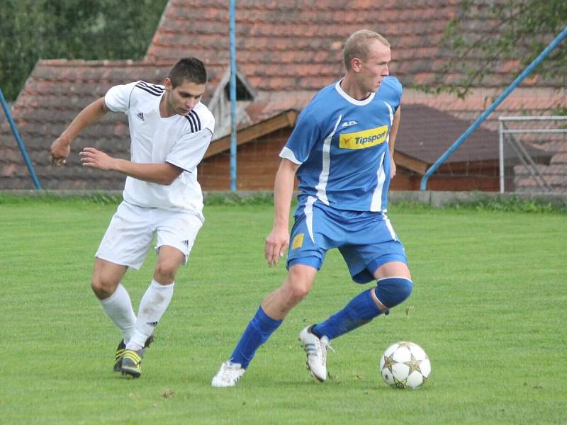 1. B třída: Měčín - Žichovice (v bílém) 1:2.