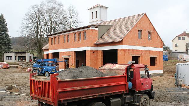 Nová zbrojnice pro chudenické hasiče vyrůstá v bývalé školní zahradě.