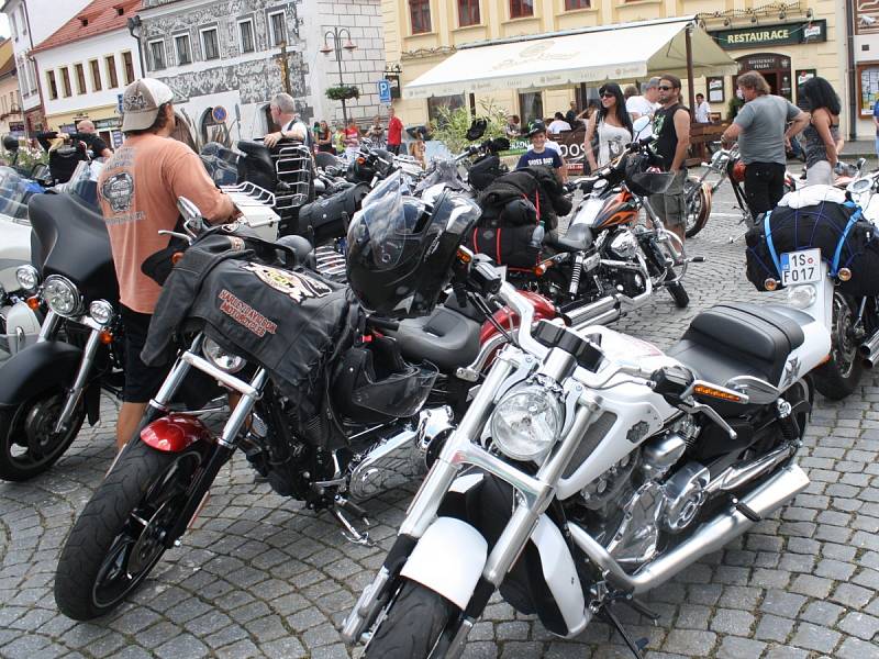 Start prvního ročníku vyjížďky 500 mil Bohemia za účasti 130 jezdců na Harley - Davidson a Buell