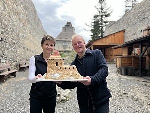 Andrea Staňková vyrobila pro hrad Kašperk dortovou kopii západní věže