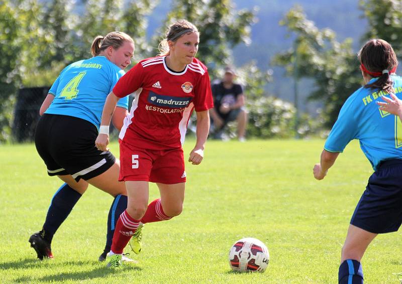 Na podzim fotbalistky SK Klatovy 1898 (červené dresy) porazily Borovany (modré dresy) 7:2. A uspěly i v nedělní odvetě, tentokrát 9:1.