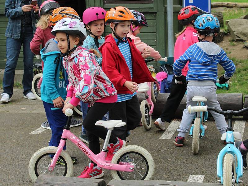 Děti ze školky se učily dopravní výchovu.