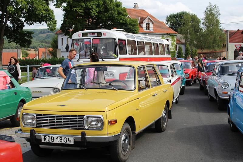 Historické vozy na náměstí v Chudenicích