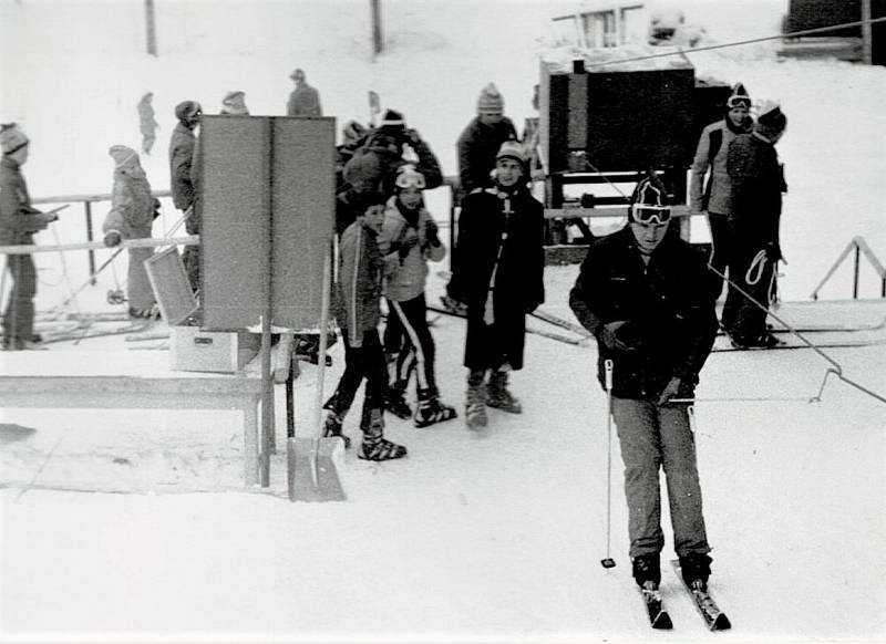 1980 – u spodní stanice vleku. Ačkoliv háčkové vleky vycházejí z lesních lanovek byly v oblasti jižních Čech velmi rozšířené, zde se jako závěs používaly vedle obvyklých háčků z kulatiny také odlévané kotvy, tzv. zvratky, které byly dominantou hlavně Zlín