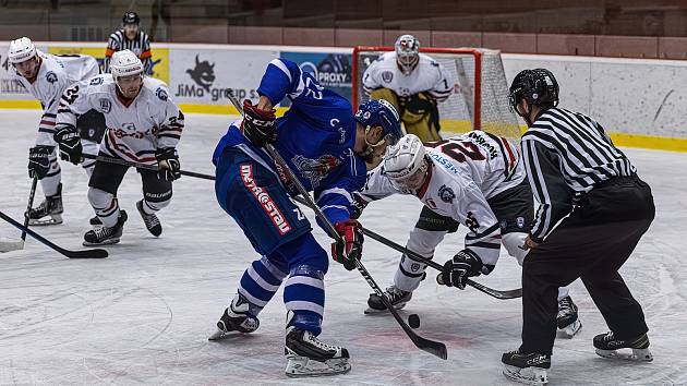 Hokejisté SHC Klatovy (na archivním snímku hráči v bílých dresech) hrají ve středu v Táboře. První vzájemné měření sil skončilo v letošní sezoně domácí porážkou 1:5.