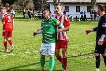 Fotbalisté FK Svéradice (na archivním snímku hráči v zelených dresech) remizovali s Chotěšovem 2:2. Třikrát v řadě neprohráli, ale ani nevyhráli.