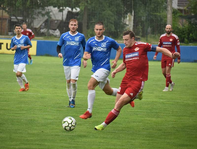 Letní příprava: SK Klatovy 1898 (červení) - TJ Jiskra Domažlice B (hráči v modrých dresech) 5:1.