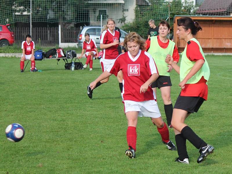 Letní Dívčí amatérská fotbalová liga Kobra A - Kobra B 0:0.