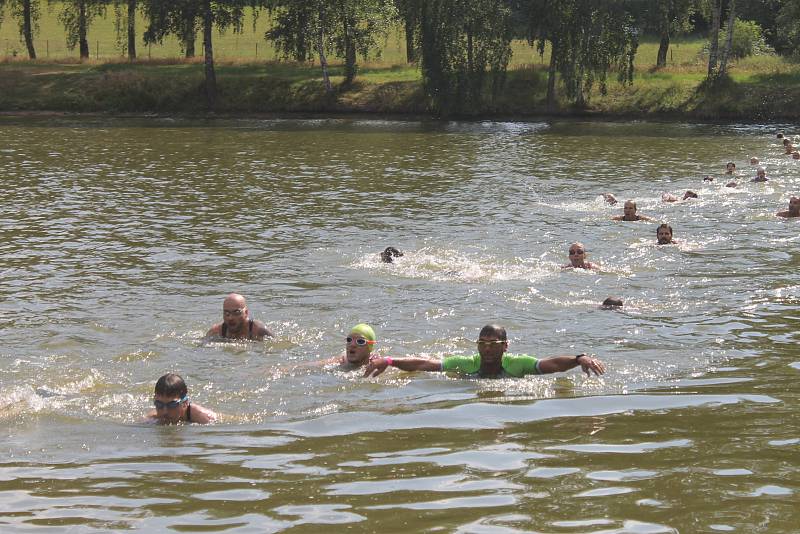 Tři disciplíny - plavání, kolo, běh. A čtyři piva. Chlistovský devátý ročník pivního triatlonu má vítěze.