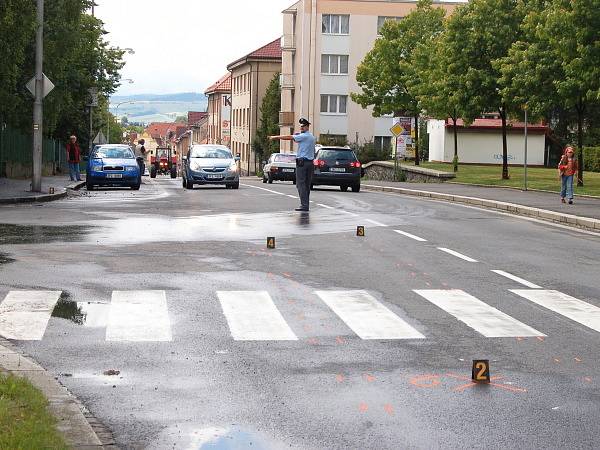 Čtrnáctiletého chlapce srazila před školou v klatovské Plánické ulici dodávka