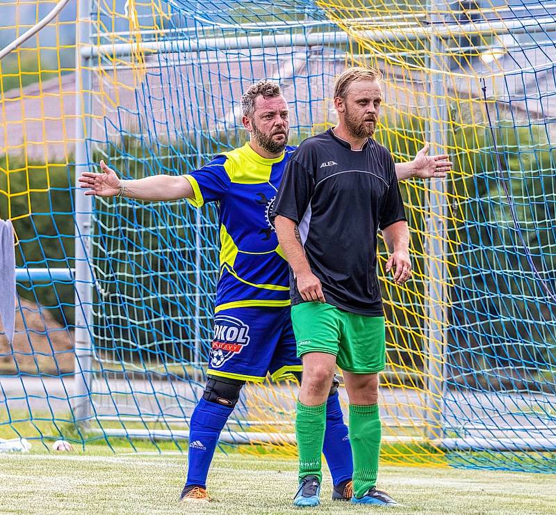 Fotbalisté SK Kovodružstvo Strážov B (na archivním snímku hráči v tmavých dresech) zvítězili 5:0. Tři body slaví také borci z Neznašov (modří).