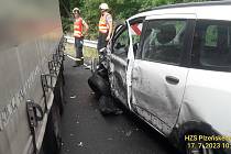 Na silnici mezi Horažďovicemi a Rabím se stala v pondělí dopoledne nehoda osobního vozu a kamionu.