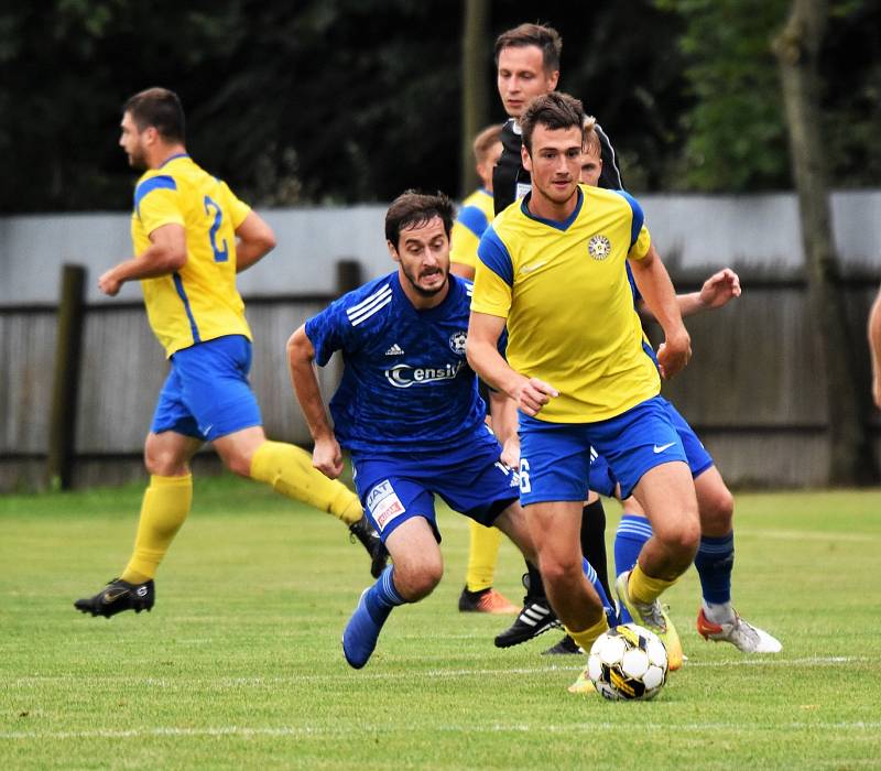 3. kolo FORTUNA divize A: SK Otava Katovice - SK SENCO Doubravka (na snímku fotbalisté ve žlutých dresech) 1:0 (0:0).