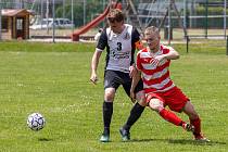 Okresní přebor, 26. kolo: TJ Sokol Vrhaveč (na snímku fotbalisté v bíločerných dresech) - FC Švihov (červení) 3:3.