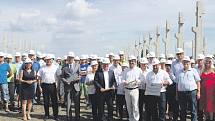 Za účasti zástupců firem Dobler Metallbau s.r.o. a Dobler Invest s.r.o., zástupců německého koncernu Dobler Metallbau GmbH a dalších významných hostů byl v pátek 18. srpna položen základní kámen ke stavbě nové výrobní haly v Nýrsku.