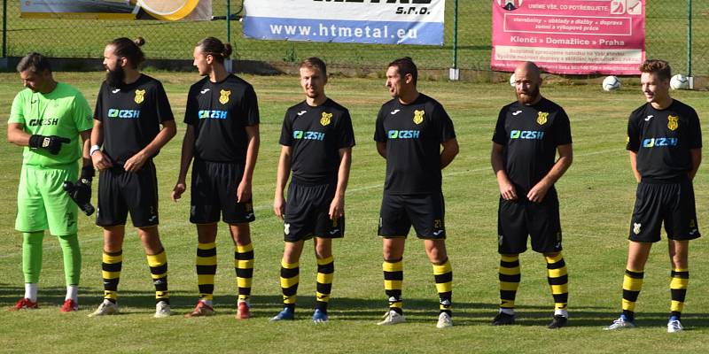 1. kolo krajského přeboru 2022/2023: TJ START Tlumačov (žlutí) - TJ Sokol Lhota (hráči v černých dresech) 4:0 (2:0).