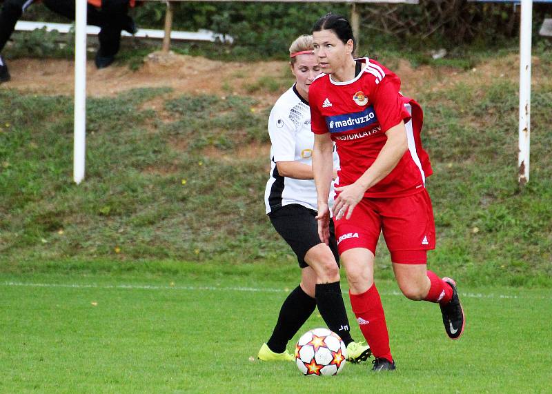 3. kolo České divize žen, skupina C: TJ Mokré - SK Klatovy 1898 (na snímku fotbalistky v červených dresech) 2:1 (1:0).