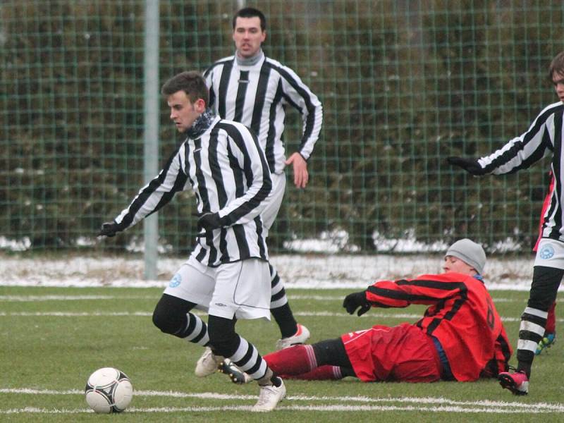 Zimní turnaj v Sušici: Nýrsko (v pruhovaném) - Luby 2:0.