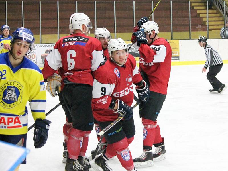 Třetí čtvrtfinále play-off druhé ligy: SHC Klatovy (červené dresy) - HC Kobra Praha 7:3