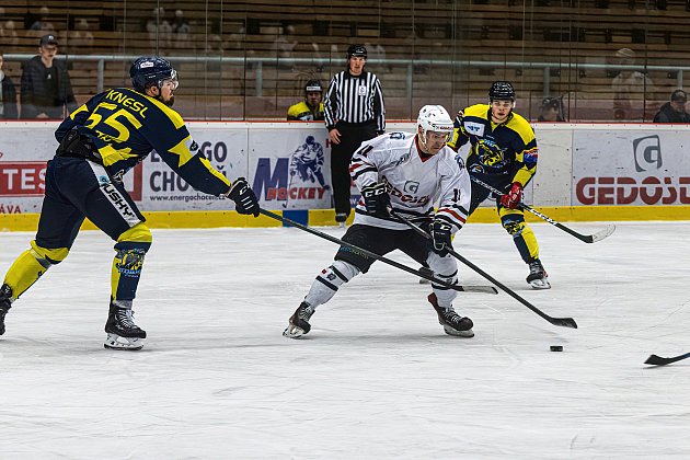 Hokejisté SHC Klatovy (na archivním snímku hráči v bílých dresech ze středečního utkání proti Kobře) podlehli favorizovaným Letňanům 2:3.