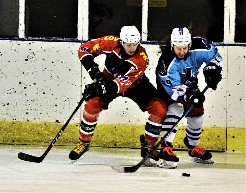 Hokejisté TJ START Luby (na archivním snímku hráči v černo-červených dresech) vedli s HC Rokycany už 3:0, ale nakonec museli přijmou porážku 3:5.