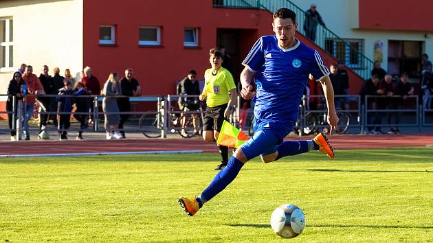 I. A třída (24. kolo): TJ Sušice (na snímku fotbalisté v modrých dresech) - SK Smíchov Plzeň (červení) 2:4.