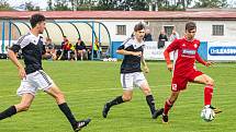 Fotbalisté SK Klatovy 1898 (na snímku hráči v červených dresech ze zápasu s Petřínem Plzeň) nestačili na Cheb, jemuž podlehli 1:3.