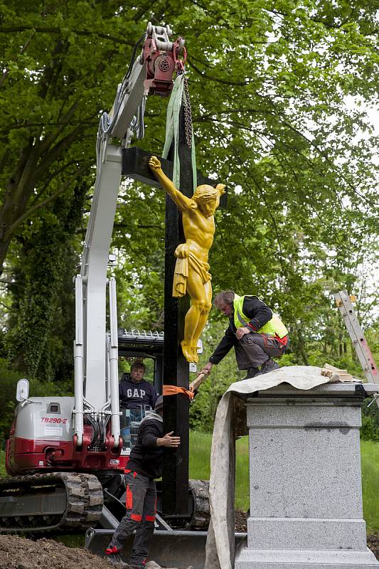 Instalace Stollowského kříže v Nýrsku.