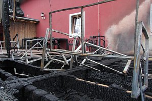 Loňský požár nočního klubu v Horní Folmavě.
