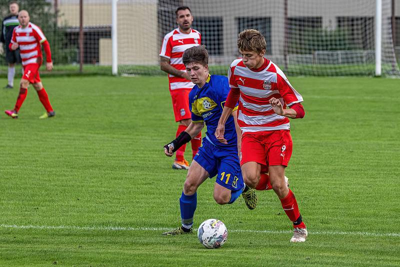 5. kolo OPM: FC Švihov (na snímku fotbalisté v červenobílých dresech) - TJ Sokol Chudenice (modří) 2:2 (2:0).