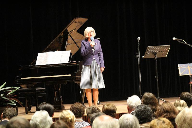 Sto let republiky oslavili v Klatovech písňovým recitálem Dagmar Peckové a tamního rodáka Jana Kučery, které doprovodil na violoncello Vít Petrášek.