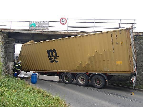 Kamion se pod viadukt v Lubech nevešel