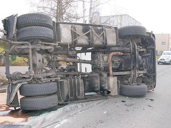 Kamion se pod viadukt v Lubech nevešel