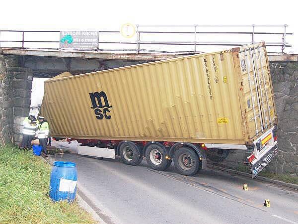 Kamion se pod viadukt v Lubech nevešel