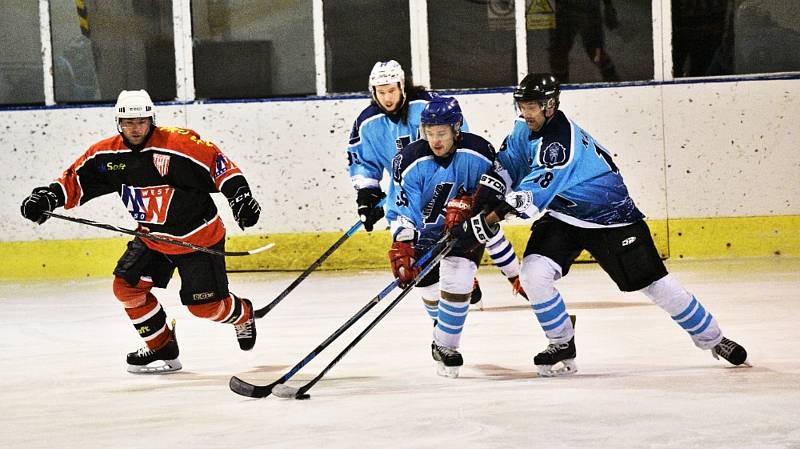 Hokejisté TJ START Luby (na archivním snímku hráči v černo-červených dresech) vedli s HC Rokycany už 3:0, ale nakonec museli přijmou porážku 3:5.